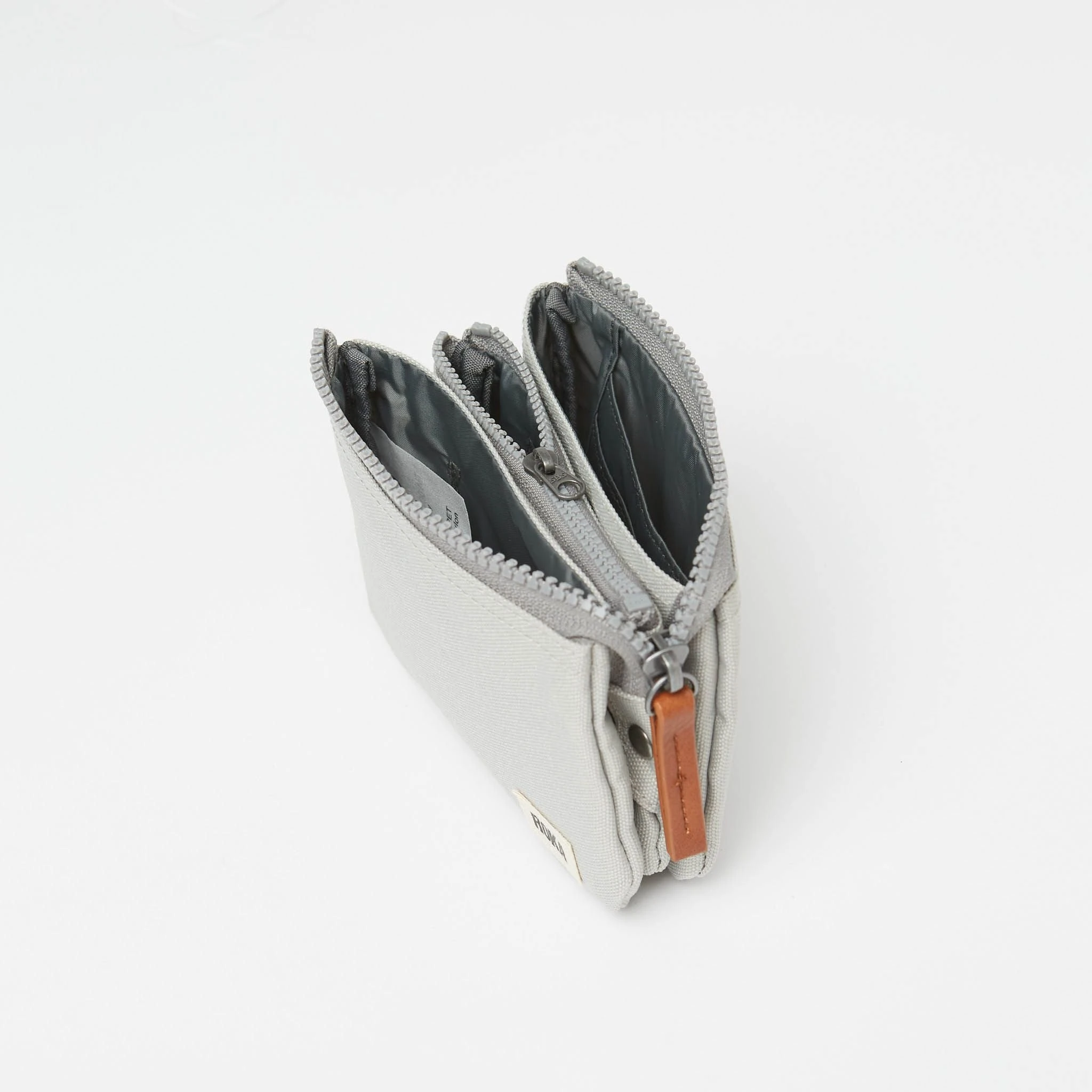 Roka London Vaaleanharmaa Roka Carnaby Sustainable Lompakko - Image 5